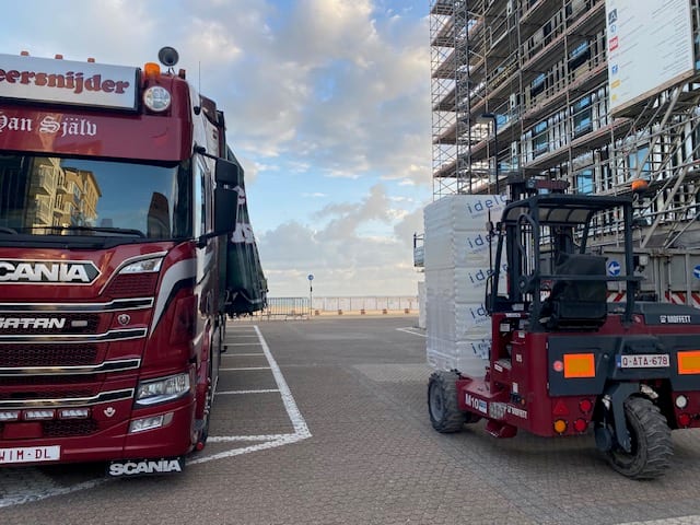Scania vrachtwagen met kooiaap van Deleersnijder Bocaege op een werf